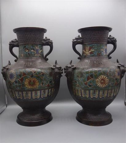 null Paire de vases balustres en émaux polychromes champlevés sur bronze, à décor...