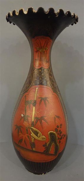 null Grand vase de forme ovale à large col évasé festonné, en porcelaine d'Arita...