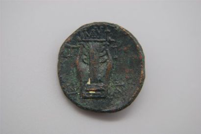 null LESBOS-MYTILENE
BRONZE (C ) 17 mm A/ Tête d APOLLON R/ Cythare ( 250-200 )
3...