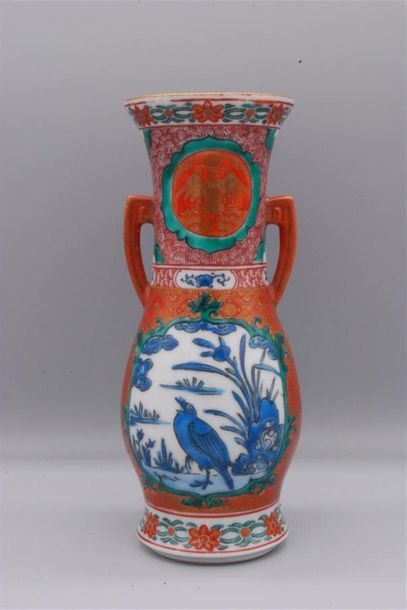 null Petit vase en porcelaine d'Arita, la panse ornée en bleu sous couverte d'un...