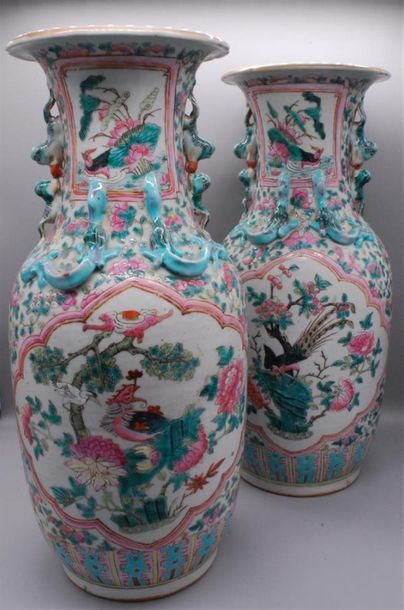 null Paire de vases en porcelaine et émaux famille rose, à décor d'oiseaux et fleurs...