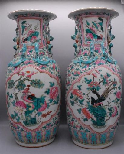 null Paire de vases en porcelaine et émaux famille rose, à décor d'oiseaux et fleurs...