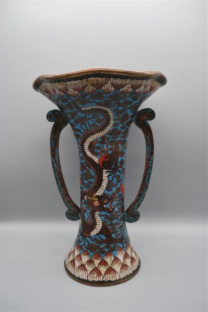 null Vase cornet en émaux champlevés sur cuivre, à décor de dragon sur fond bleu....
