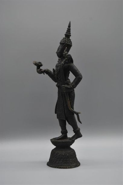 null Statuette en bronze représentant une danseuse. 
Cambodge, XXe siècle.
H. 22...