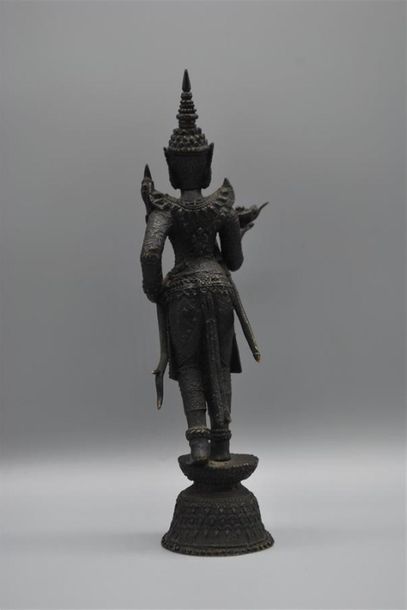 null Statuette en bronze représentant une danseuse. 
Cambodge, XXe siècle.
H. 22...