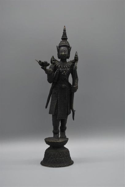 null Statuette en bronze représentant une danseuse. 
Cambodge, XXe siècle.
H. 22...