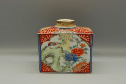 null Flacon à thé en porcelaine d'Imari, de forme quadrangulaire, à décor polychrome...
