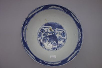 null Coupe en porcelaine bleu blanc, à décor de sages. 
Chine, période Qing.
Dim....