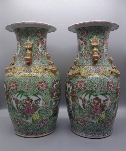 null Paire de vases en porcelaine de Canton, à décor d'oiseaux et fleurs dans des...