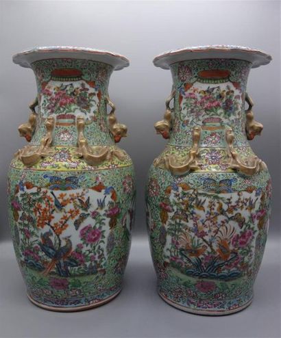 null Paire de vases en porcelaine de Canton, à décor d'oiseaux et fleurs dans des...