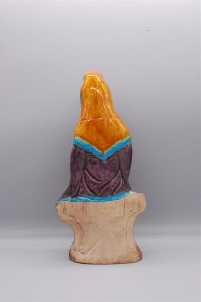 null Sujet en céramique émaillée turquoise, jaune et manganèse, représentant la déesse...