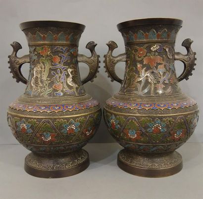 null Paire de vases de forme balustre à large col, en bronze et émaux champlevés...