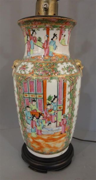 null Vase balustre en porcelaine et émaux de Canton, à décor de scènes de palais...