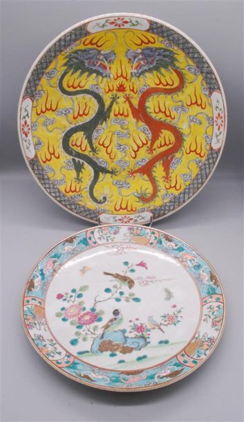 null Deux plats en porcelaine et émaux de la famille rose, à décor de dragons affrontés...