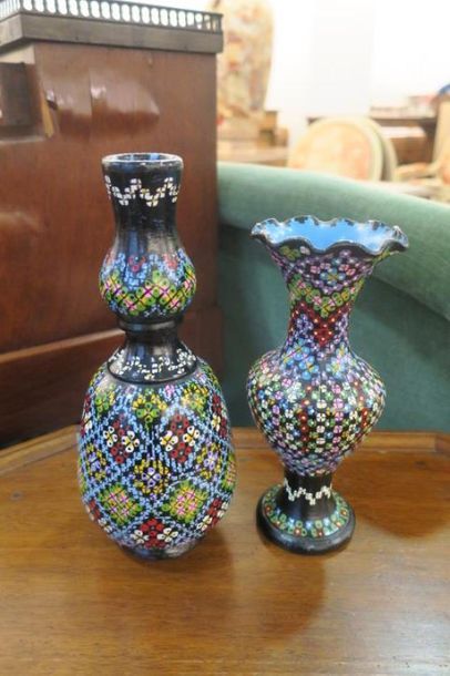 2 vases en céramique peinte à décor de fleurs...