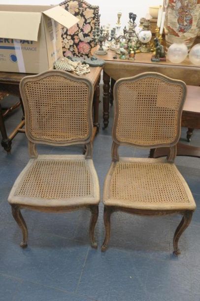 null Dix chaises cannées de style Louis XV. 