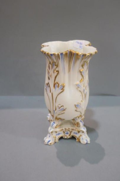 null VASE en porcelaine de Paris style Louis XV. 