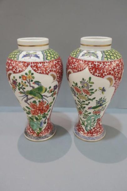 null Paire de VASES en porcelaine dans le goût de la Chine. 