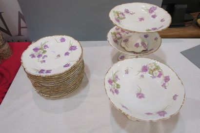null Limoges. Partie de SERVICE de TABLE en porcelaine à décor floral. 