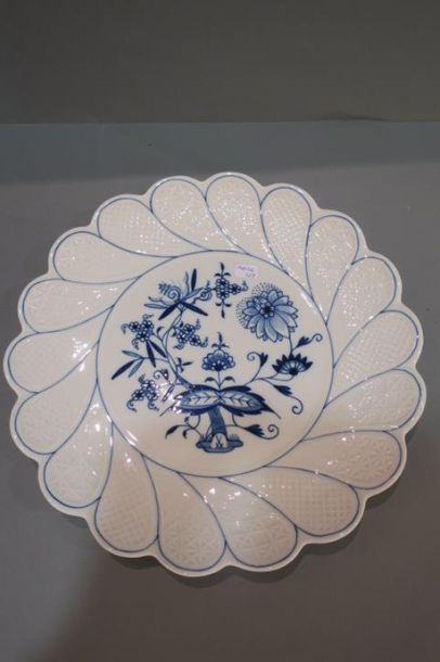 null Meissen. PLAT en porcelaine à décor floral en camaïeu de bleu. 
