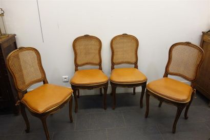 Suite de 4 chaises en bois naturel mouluré...