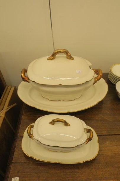 null Deux parties de SERVICE de TABLE en porcelaine à décor de filets dorés. 