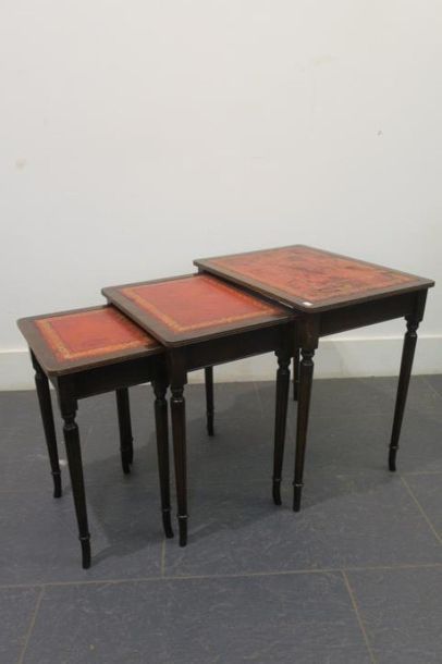 null 3 tables gigogne en bois foncé, garnies d'un cuir rouge