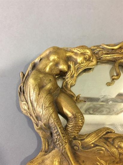 null TRAVAIL 1900
"Sirène et pieuvre". Encrier en bronze à patine doré sur fond miroir...