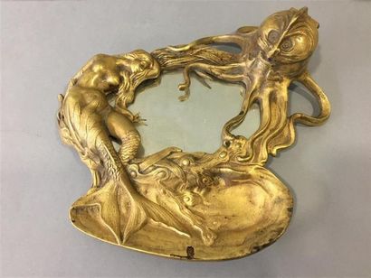 null TRAVAIL 1900
"Sirène et pieuvre". Encrier en bronze à patine doré sur fond miroir...
