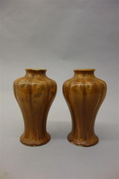 null HAVILAND (Manufacture)
Paire de vases en grès à corps balustre renflé et épaulé....