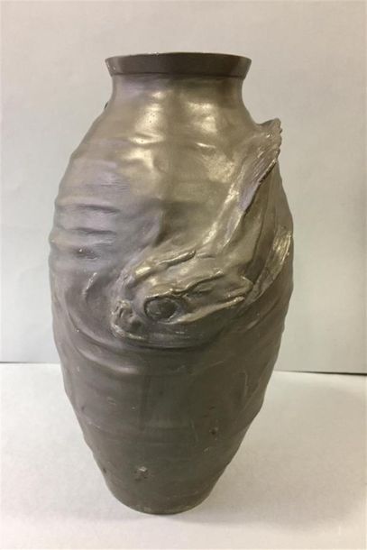 null ERNEST CARRIÈRE (1858-1908)
Vase en étain à corps ovoide figurant des carps...