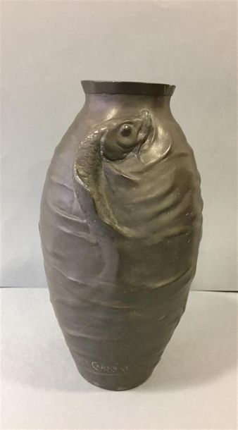 null ERNEST CARRIÈRE (1858-1908)
Vase en étain à corps ovoide figurant des carps...