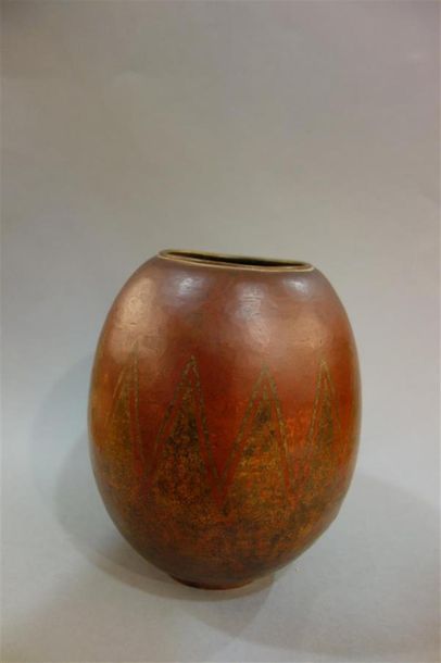 null Claudius LINOSSIER (1893-1953)
Vase ovoide en dinanderie de cuivre martelé à...