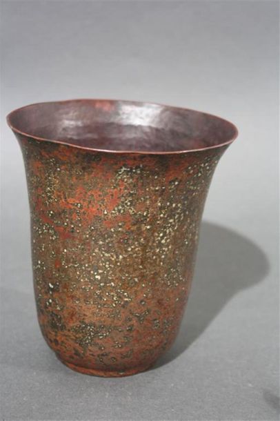 null Claudius Linossier (1893-1953)
Vase de forme conique en dinanderie à décor abstrait...