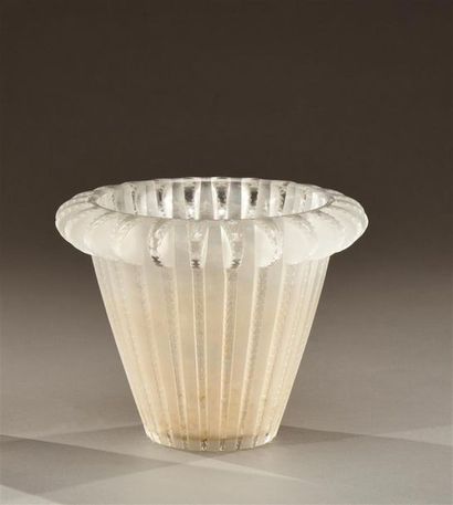 null CRISTAL LALIQUE
Vase " Royat " 
Epreuve en cristal blanc moulé pressé satiné...