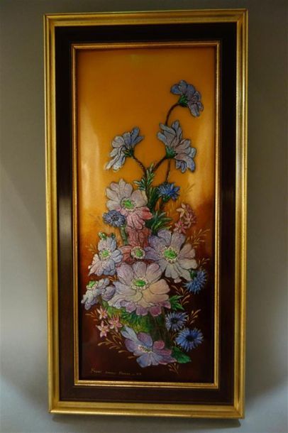 null Camille FAURE (1874-1956) - LIMOGES
"Bouquet de primevères". Plaque rectangulaire...