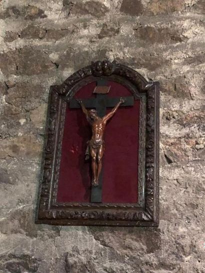 Beau crucifix en bois sculpté , buis ? Présenté...