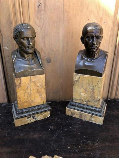 Paire de bustes en bronze représentant des...