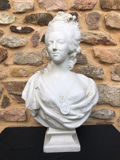 Grand buste représentant Marie Antoinette,...