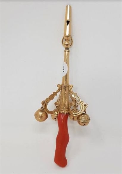 null Hochet en or et corail.
XVIIIème siècle.
L.13 cm.
Manque un grelot.