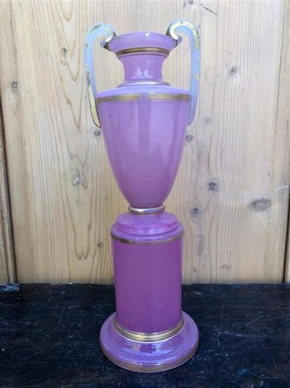 Vase balustre en opaline rose sur socle cylindrique.
XIXème...