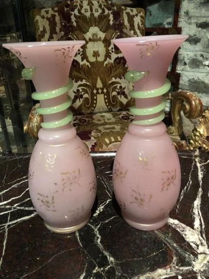 Paire de vases en opaline rose, forme à épaulement,...