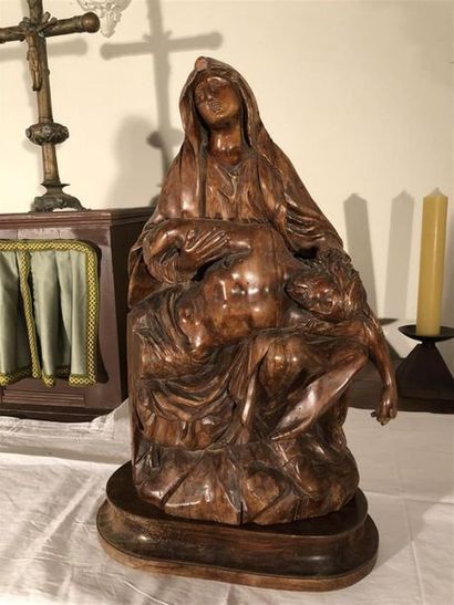 null École française du XVIIIème siècle.
Pieta en bois naturel, dos évidé.
67 x 42...