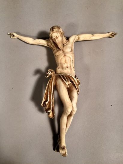 Beau Christ en ivoire sculpté à rehauts dorés,...