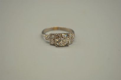 null Bague en or gris 18K (750/oo) centrée d'un diamant taille ancienne calibrant...