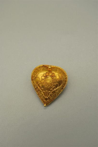 null Coeur de Croix de savoie en or jaune 18K (750/oo) à décor floral appliqué, poinçon...