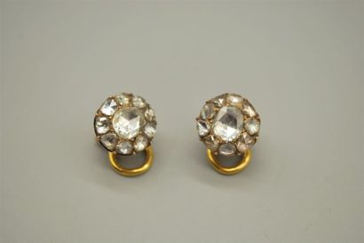 null Paire de clips d'oreilles Marguerite anciens en or 9K (375/oo) centrés de diamants...