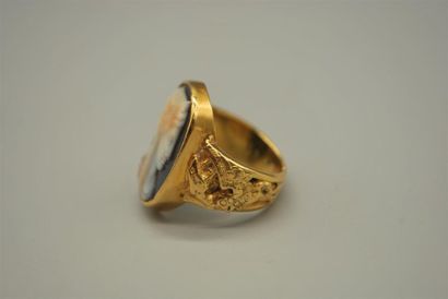 null Bague chevalière d'homme en or jaune 18K (750/oo) ornée d'un camée sur agate...