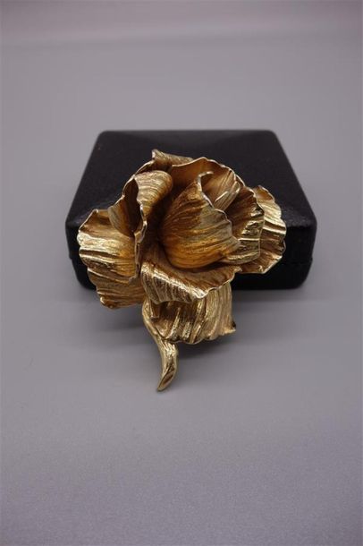 null BIJOUX CHRISTIAN DIOR, vers 1960.
"La Rose de Dior", broche en métal doré figurant...