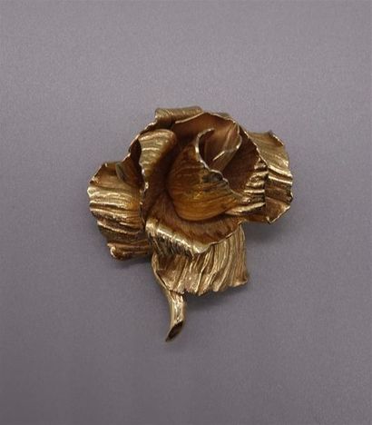 null BIJOUX CHRISTIAN DIOR, vers 1960.
"La Rose de Dior", broche en métal doré figurant...